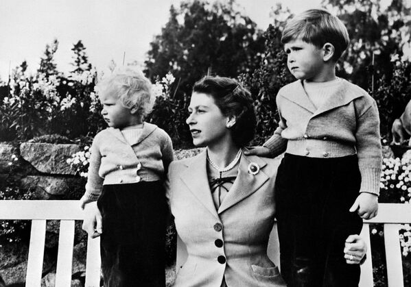 Королева Елизавета II с детьми Чарльзом и Анной.  - Sputnik Узбекистан