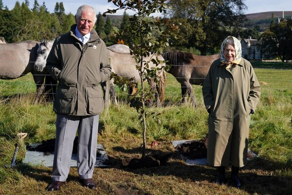 Королева Елизавета II и принц Чарльз во время церемонии высадки деревьев в Шотландии, 1 октября 2021 г.  - Sputnik Узбекистан