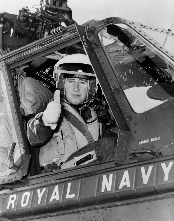 Принц Чарльз на борту вертолета Королевского флота, 21 октября 1972 г.   - Sputnik Узбекистан