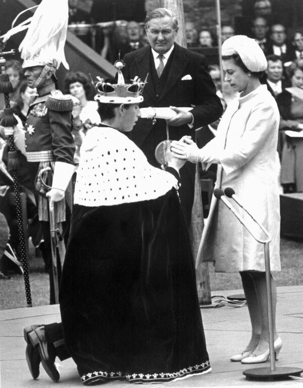 Королева Елизавета и принц Чарльз во время его инвеституры как принца Уэльского 11 июля 1969 г.  - Sputnik Узбекистан