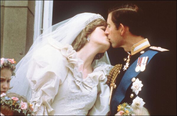 Свадьба принца Чарльза и леди Дианы Спенсер, Букингемский дворец, 29 июля 1981 г.  - Sputnik Узбекистан