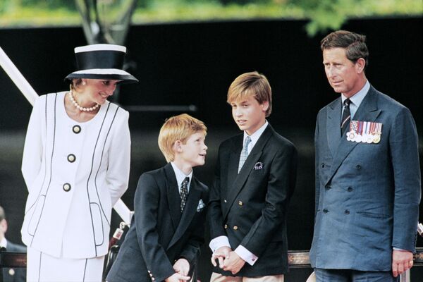 Принц Чарльз, принцесса Диана с сыновьями Уильямом и Гарри, 19 августа 1995 г.  - Sputnik Узбекистан