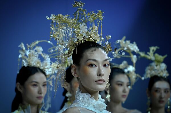 Модели демонстрируют творения от Saint.joy от Bian Huizhong во время Недели моды в Китае в Пекине, 5 сентября 2022 года. - Sputnik Узбекистан