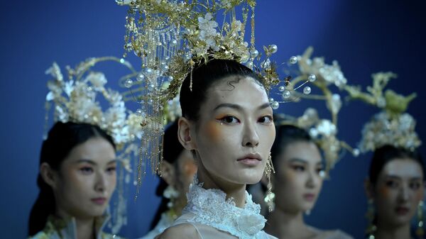 Модели во время Недели моды в Пекине  - Sputnik Узбекистан