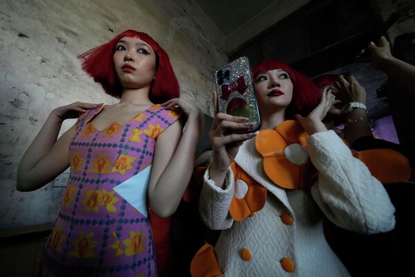 Модели готовятся к показу Dying Chongchong от дизайнера Song Year на Китайской неделе моды в Пекине, среда, 7 сентября 2022 года. - Sputnik Узбекистан