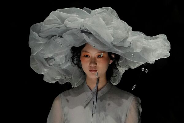 Модель в наряде от QiLin во время шоу под названием &quot;Жизнь слева&quot; на Неделе моды в Пекине, понедельник, 5 сентября 2022 года. - Sputnik Узбекистан