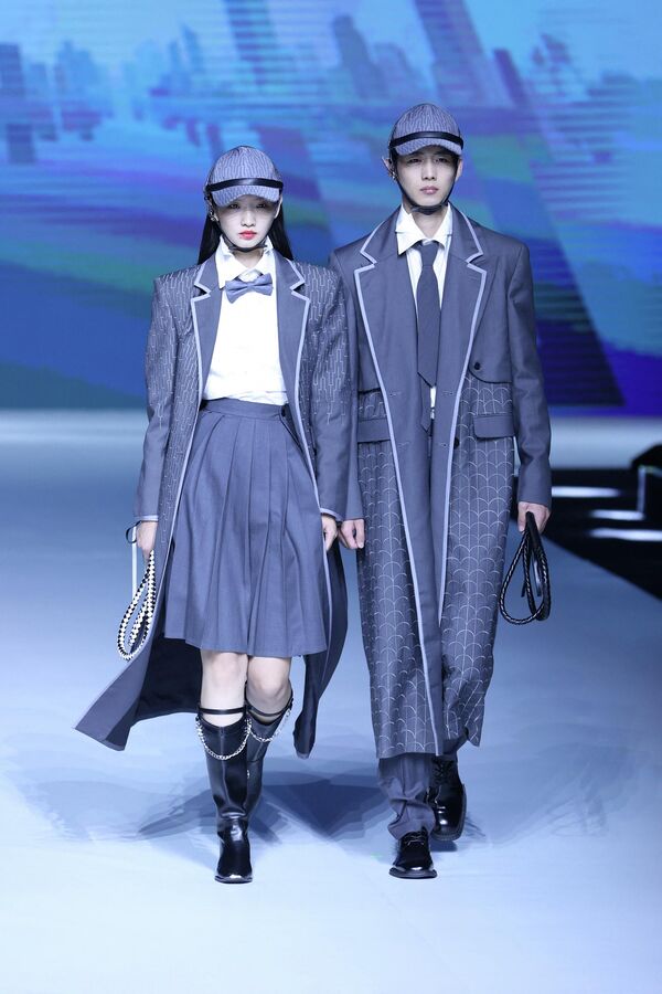 На этой фотографии, сделанной 7 сентября 2022 года, показаны модели, демонстрирующие творения для Nanshan Fashion Cup, первого финала китайского конкурса дизайна официальной одежды, во время Китайской недели моды в Пекине. - Sputnik Узбекистан