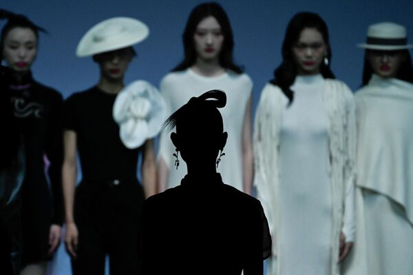 Модели демонстрируют творение из коллекции Tracy Chu by Tracy во время Недели моды в Китае в Пекине, 8 сентября 2022 года. - Sputnik Узбекистан
