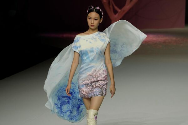 Модель принимает участие в показе мод от Дэн Чжаопина в рамках China Fashion Week в Пекине, среда, 7 сентября 2022 года. - Sputnik Узбекистан