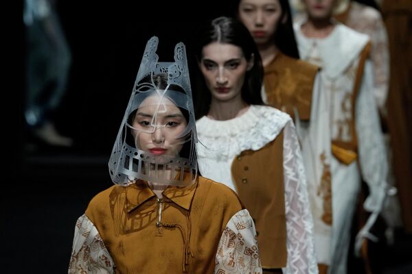 Модели в нарядах от Wenying Qiu на показе на Неделе моды в Пекине, понедельник, 5 сентября 2022 года. - Sputnik Узбекистан