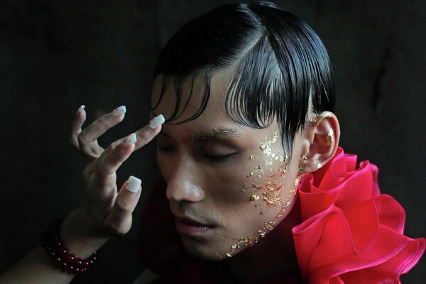 Модель наносит макияж перед показом мод Ли Цинвэй на Китайской Неделе моды в Пекине, среда, 7 сентября 2022 года. - Sputnik Узбекистан