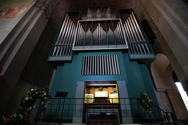 Сам орган был установлен в      пицундском соборе в 1975 году. Его высота 11 метров, вес — 20 тонн. - Sputnik Узбекистан