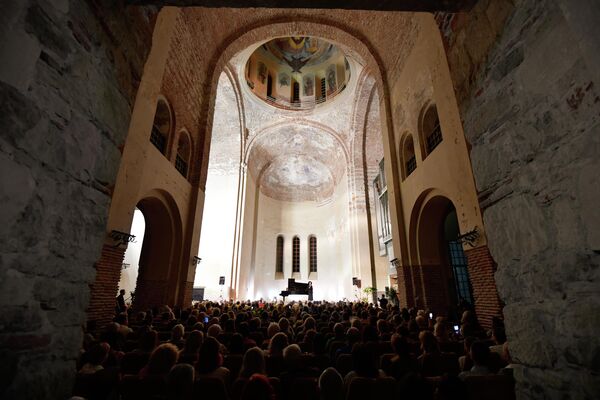 Профессиональные      музыканты отмечают великолепную акустику в концертном зале собора. - Sputnik Узбекистан