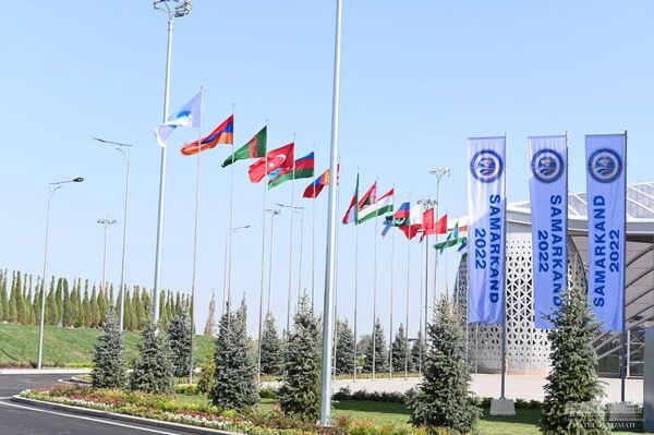 Prezident Respubliki Uzbekistan Shavkat Mirziyoyev 13-sentabrya pribil v Samarkand. Glava gosudarstva posetil mavzoley Imama Buxari

 - Sputnik O‘zbekiston