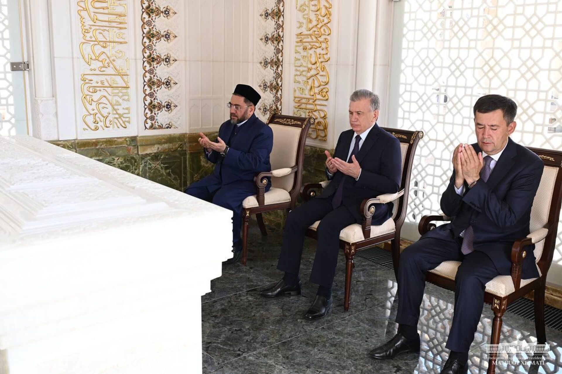 Президент Республики Узбекистан Шавкат Мирзиёев 13 сентября прибыл в Самарканд. Глава государства посетил мавзолей Имама Бухари

 - Sputnik Узбекистан, 1920, 13.09.2022