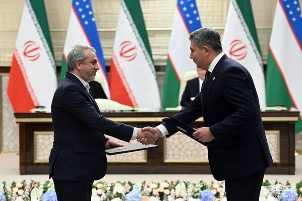 По итогам узбекско-иранских переговоров на высшем уровне состоялось подписание двусторонних соглашений и меморандумов. - Sputnik Ўзбекистон