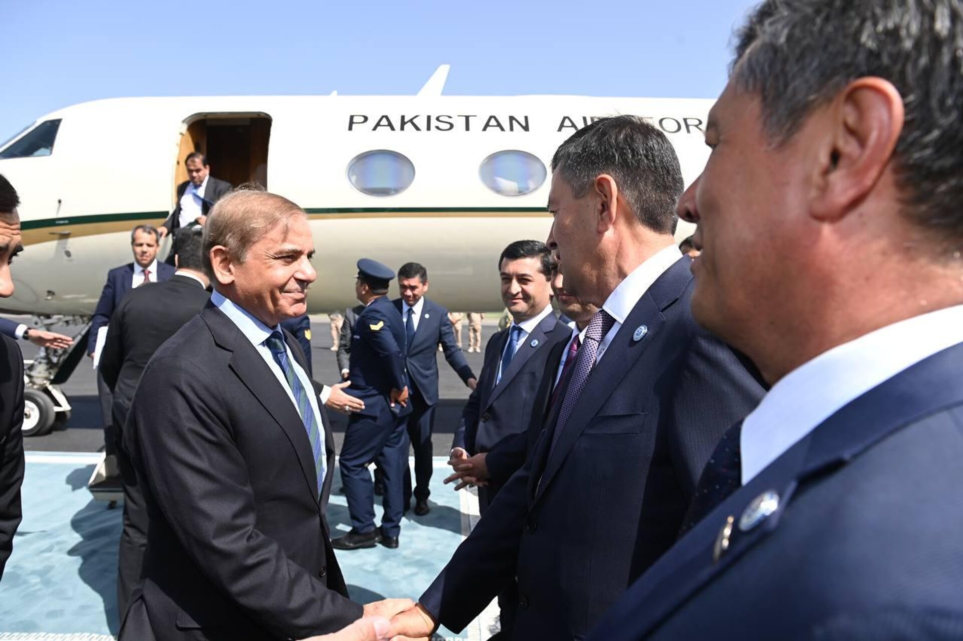 В Самарканд прибыл премьер-министр Пакистана Шахбоз Шариф - Sputnik Узбекистан, 1920, 15.09.2022