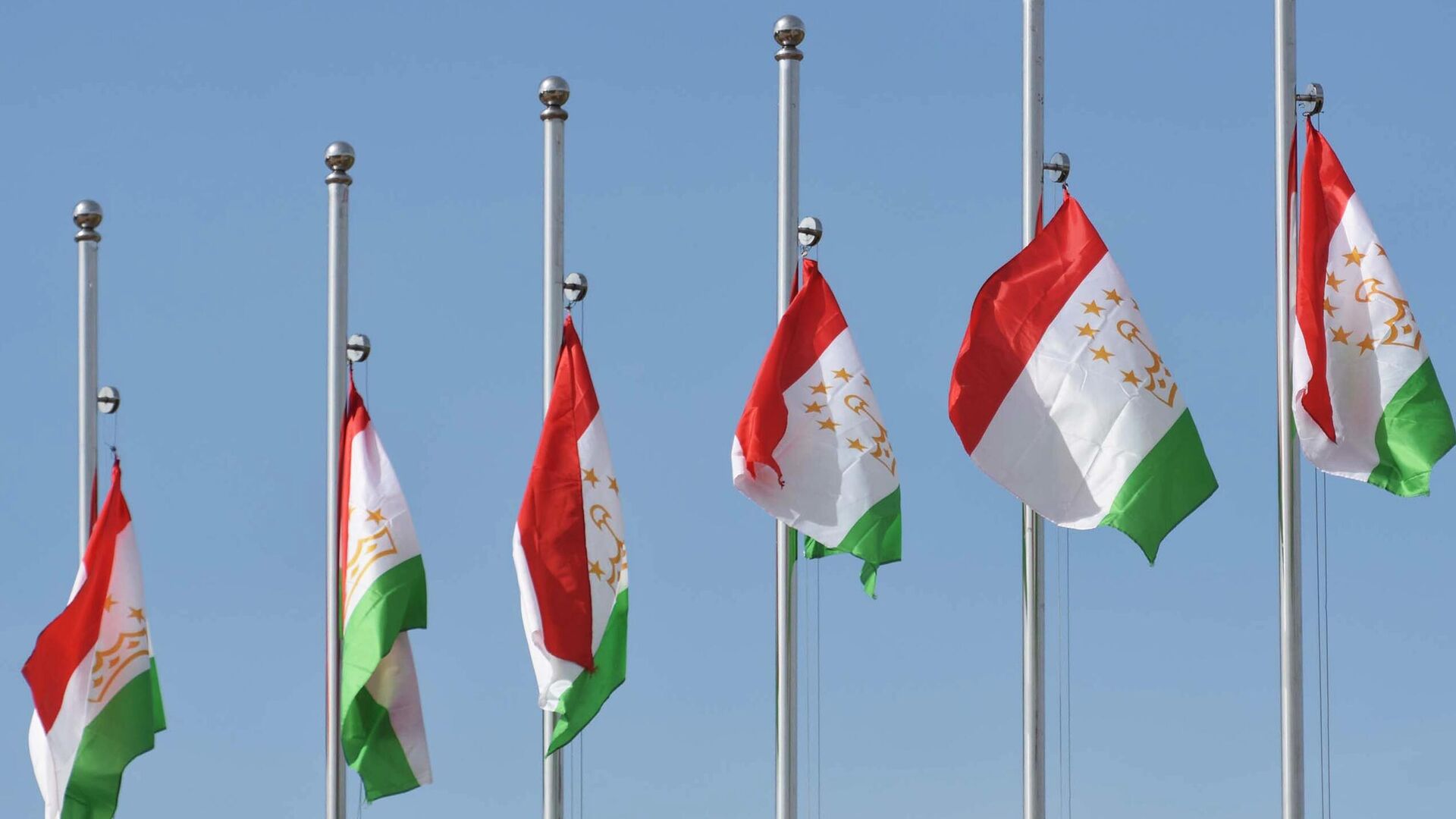 Флаги Республики Таджикистан на полигоне Фахрабад в Таджикистане - Sputnik Узбекистан, 1920, 15.09.2022