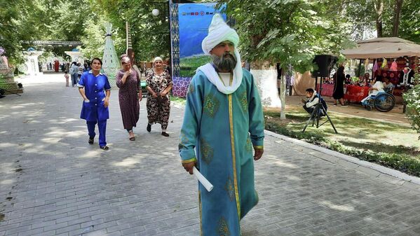Представители народов ШОС показали свои национальные костюмы. - Sputnik Узбекистан