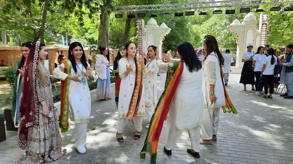 Свои национальные костюмы представили культурные центры стран ближнего и дальнего зарубежья. - Sputnik Узбекистан