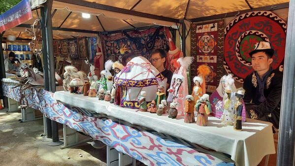 В Самарканде развернулась ярмарка национальных сувениров разных стран. - Sputnik Узбекистан