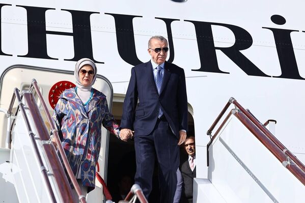 Визит президента Турции Эрдогана в Самарканд для участия в саммите ШОС в сентябре 2022 года. Президент с супругой спускаются с борта лайнера. - Sputnik Узбекистан