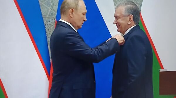 Владимир Путин вручает орден Александра Невского Шавкату Мирзиёеву - Sputnik Узбекистан
