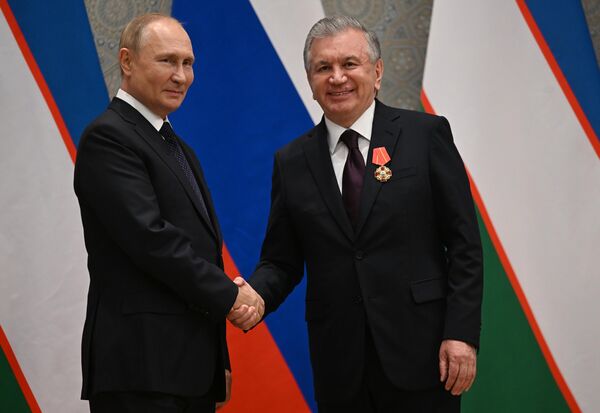 Putin Mirziyoyevga Aleksandr Nevskiy ordenini topshirdi - Sputnik O‘zbekiston