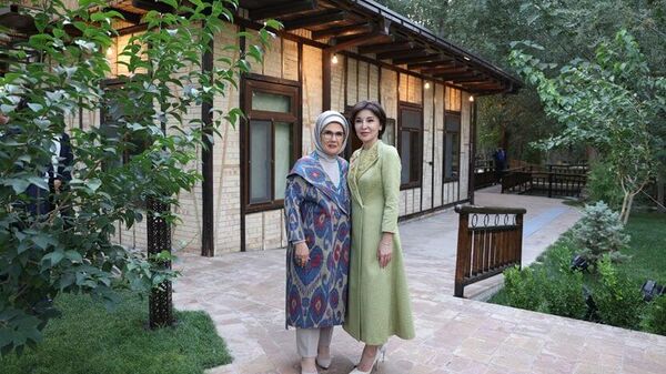 Эмине Эрдоган посетила бумажную фабрику Konigil в Самарканде - Sputnik Узбекистан