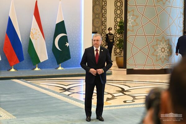Президент Узбекистана Шавкат Мирзиёев встречает участников саммита в Конгресс-центре в Самарканде. - Sputnik Узбекистан