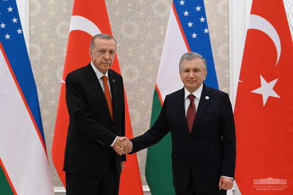 В рамках Самаркандского саммита ШОС состоялась встреча президента  Узбекистана Шавката Мирзиёева с турецким коллегой Реджепом Тайипом Эрдоганом, сентябрь 2022 года.  - Sputnik Узбекистан