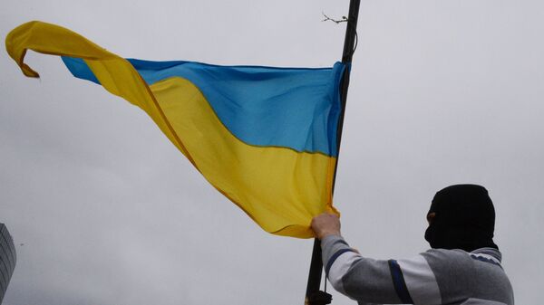 Сторонник ДНР снимает украинский флаг - Sputnik Ўзбекистон