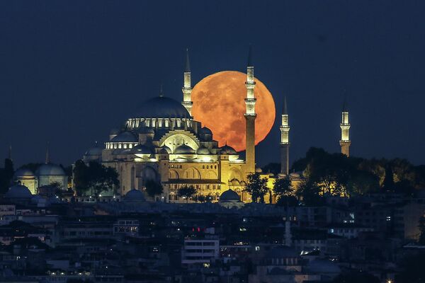 Istanbuldagi masjid ortidan ko‘rinib turgan to‘lin oy - Sputnik O‘zbekiston