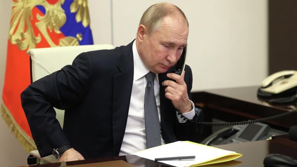 Президент РФ Владимир Путин общается по телефону, архивное фото - Sputnik Ўзбекистон