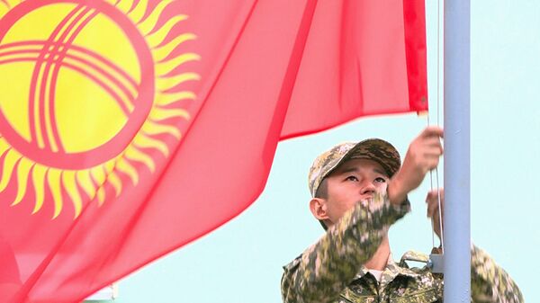 Spusk flaga Kirgizii. Arxivnoe foto  - Sputnik O‘zbekiston