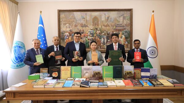 Премьер Индии подарил университету Шелковый путь коллекцию книг - Sputnik Узбекистан