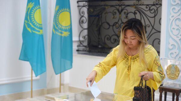 Голосование на президентских выборах в посольстве Казахстана в Москве - Sputnik Ўзбекистон