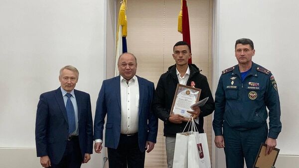 Церемония награждения узбекистанца Ойбека Ештемирова в Московском доме национальностей - Sputnik Узбекистан