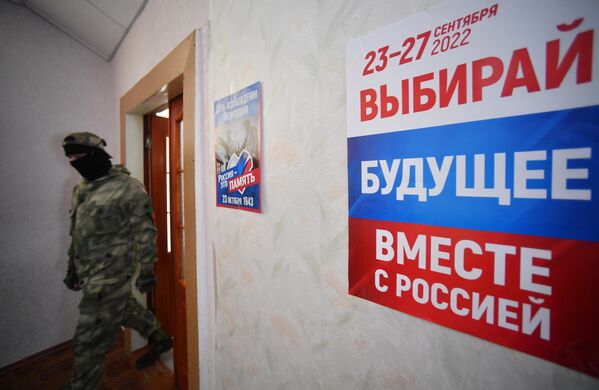 Участник добровольческого отряда на избирательном участке во время голосования на референдуме. - Sputnik Узбекистан