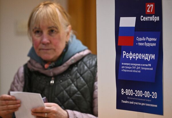 Женщина голосует на референдуме на избирательном участке в посольстве ДНР в Москве.  - Sputnik Узбекистан