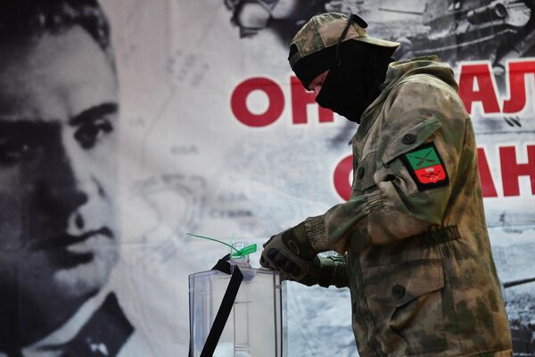 Участник добровольческого отряда голосует на референдуме.  - Sputnik Узбекистан