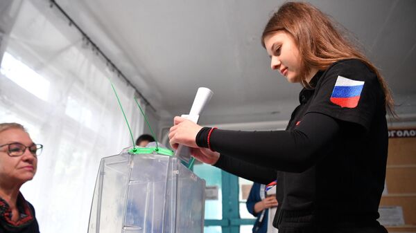 Голосование на референдумах о присоединении к РФ на освобожденных территориях - Sputnik Ўзбекистон