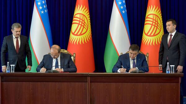 Премьер-министр Узбекистана Абдулла Арипов и зампредседателя Кабмина Кыргызстана Камчыбек Ташиев подписали протокол по границе - Sputnik Узбекистан