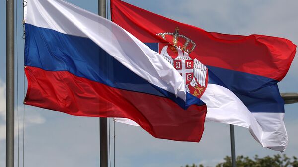 Государственные флаги РФ и Сербии - Sputnik Ўзбекистон