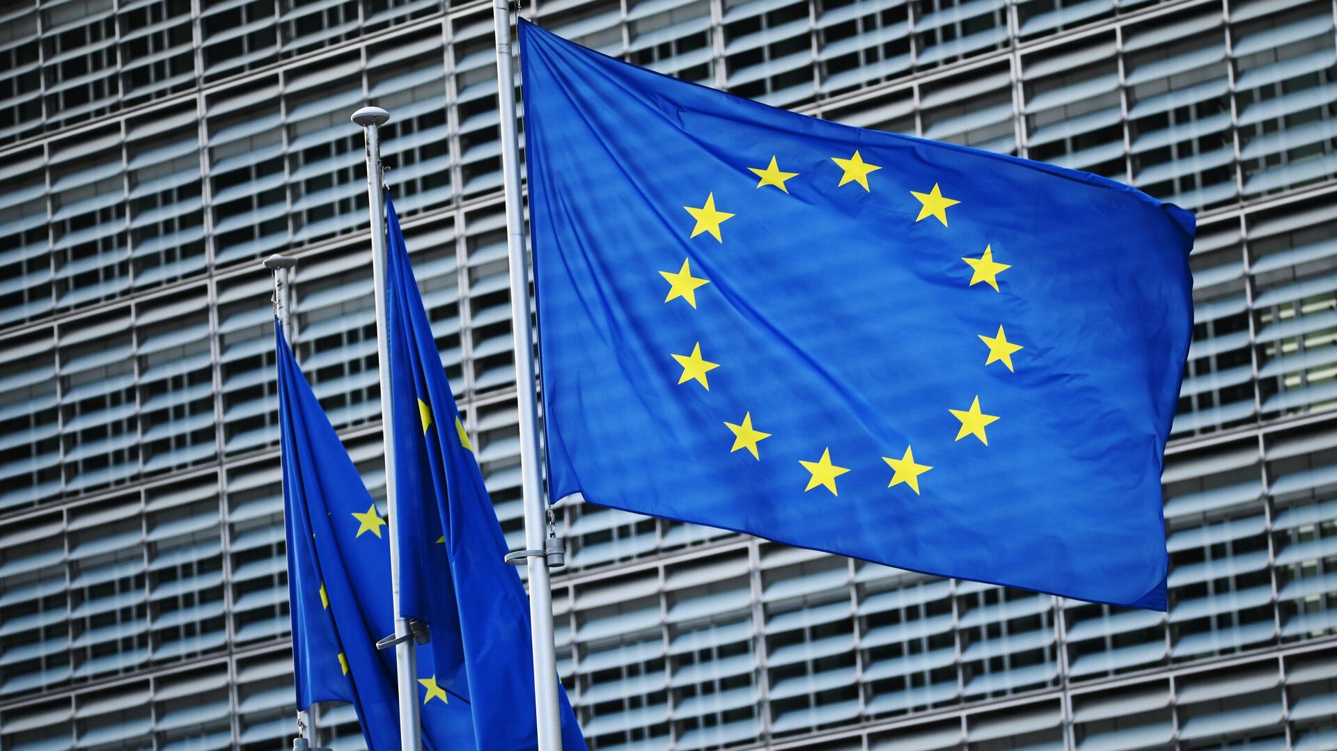 Флаги с символикой Евросоюза у здания Еврокомиссии в Брюсселе. - Sputnik Узбекистан, 1920, 28.09.2022