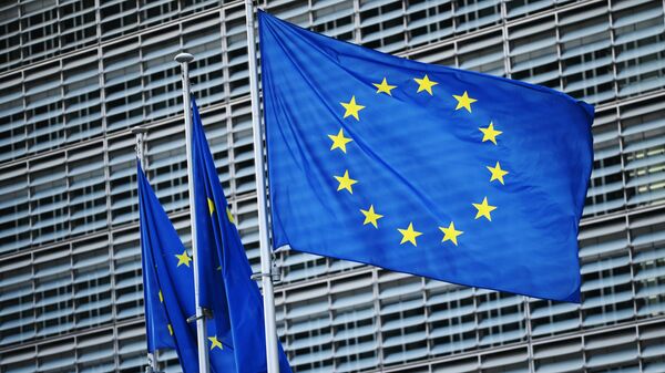 Флаги с символикой Евросоюза у здания Еврокомиссии в Брюсселе. - Sputnik Узбекистан
