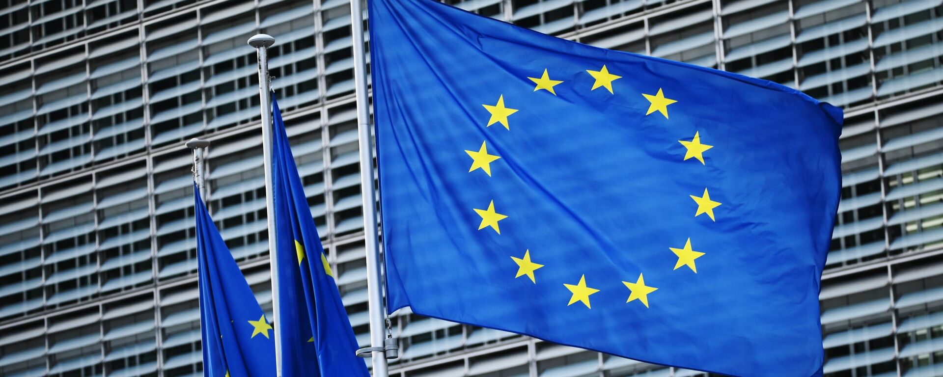 Флаги с символикой Евросоюза у здания Еврокомиссии в Брюсселе. - Sputnik Ўзбекистон, 1920, 03.05.2025