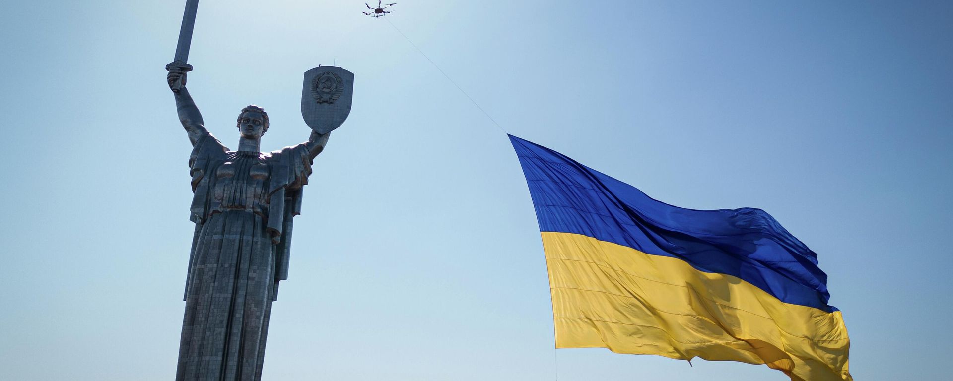 Ukrainskiy flag i monument Rodina-Mat v Kiyeve, Ukraina. - Sputnik O‘zbekiston, 1920, 17.07.2026