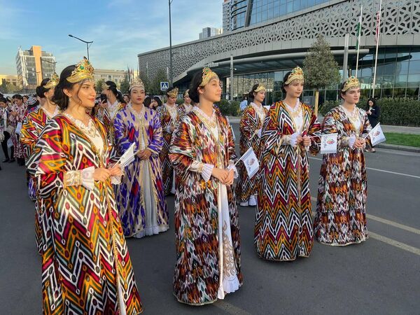Началось мероприятие с парада, в котором участвовали 200 моделей разных национальностей. Все они были одеты в костюмы из хан-атласа. - Sputnik Узбекистан