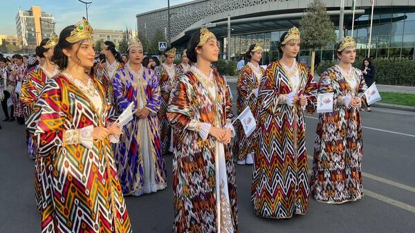 В Ташкенте прошел фестиваль хан-атласа - Sputnik Узбекистан